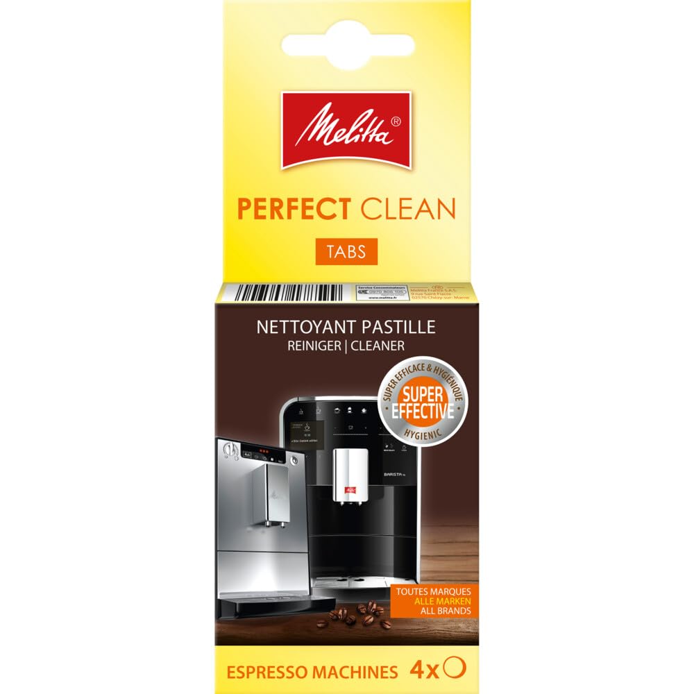 Quatre pastilles de nettoyage Melitta posées sur un plan de travail en bois brun