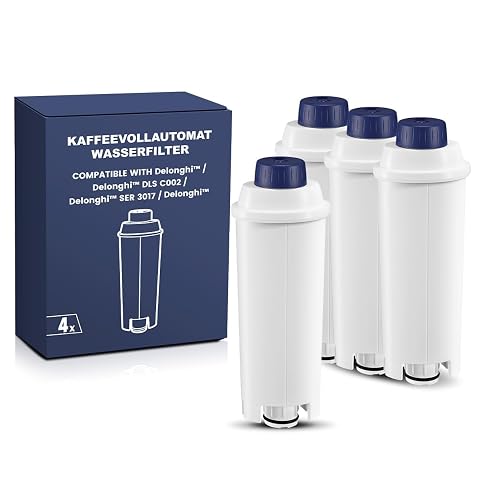 Quatre filtres à eau Mutital M600 posés près d’une machine à café sur un plan de travail en bois.