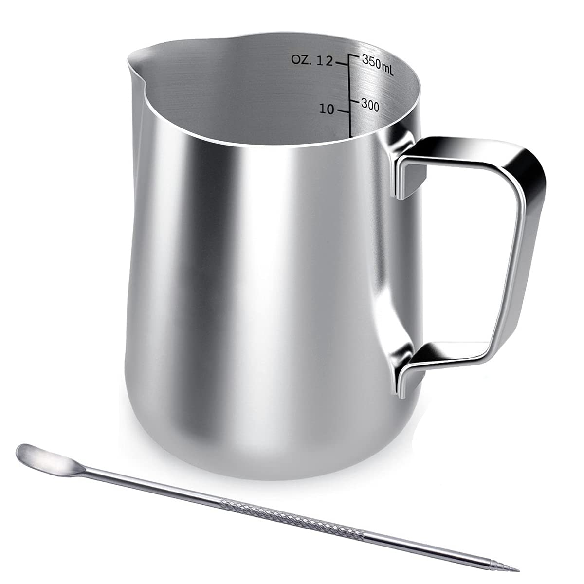 Pichet à lait inox de 350 ml avec graduations intérieures et stylo latte art posé à côté