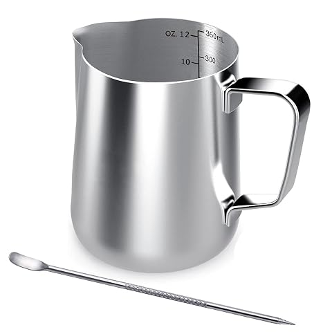 Pichet à lait inox de 350 ml avec graduations intérieures et stylo latte art posé à côté