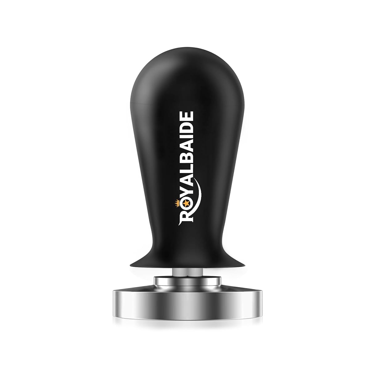 Tasseur expresso à ressort en inox et aluminium posé près de grains de café sur un plan de travail en bois