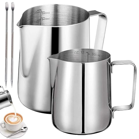Deux pichets à lait en inox de 350 et 600 ml avec deux aiguilles pour latte art.