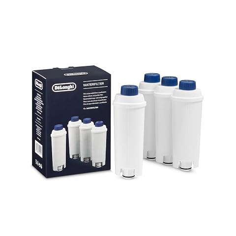 Quatre filtres à eau De’Longhi DLSC321 en plastique posés sur un plan de travail en bois brun.