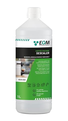 Flacon neutre de détartrant liquide légèrement jaunâtre posé près d’une machine à café sur un plan de travail en bois.