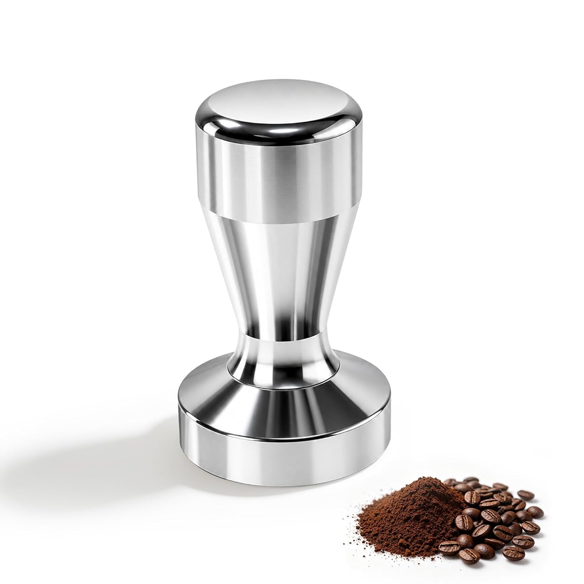 Tasseur à café expresso chromé de 49 mm posé près d’un porte-filtre sur un plan de travail en bois