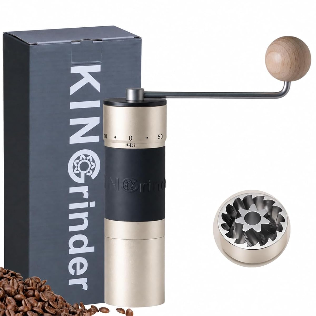 Moulin à café manuel KINGrinder K6 argenté posé sur un plan de travail en bois brun.