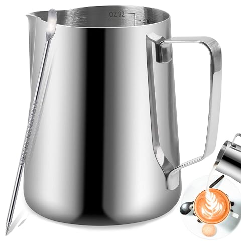 Pichet à lait barista en acier inoxydable argenté de 900 ml posé près d’une machine à café