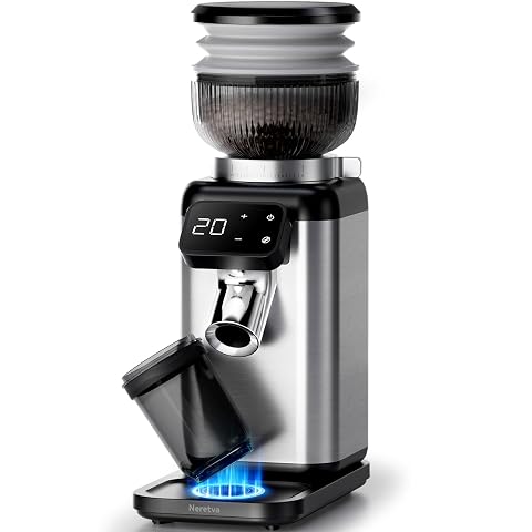 Moulin à café électrique argenté avec meules coniques, réservoir à grains et bac magnétique sur un plan de travail.
