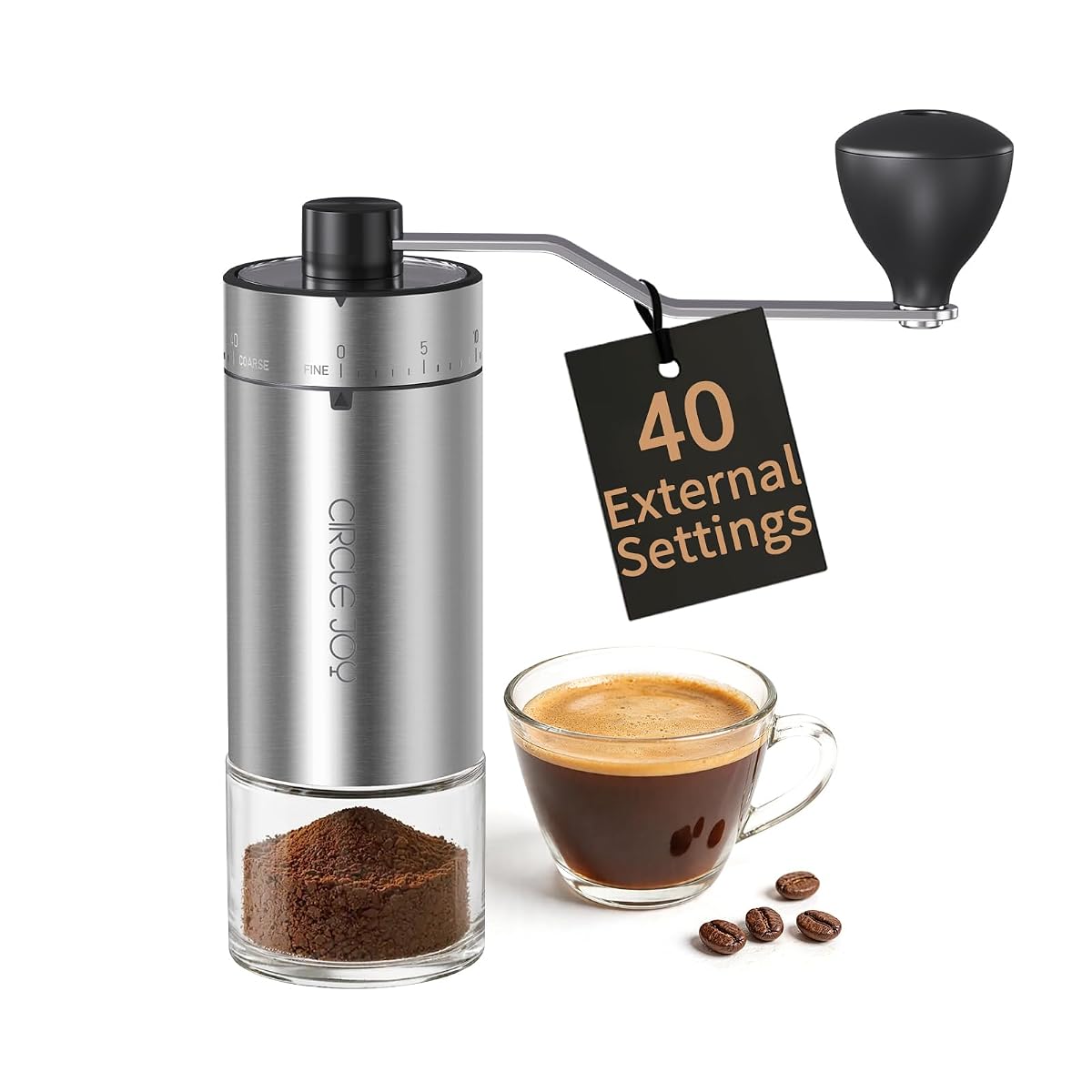 Moulin à café manuel en acier inoxydable avec poignée allongée et réservoir transparent, posé sur un plan de travail en bois.