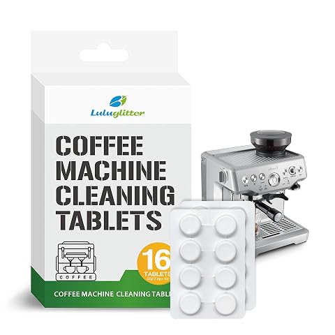 Seize tablettes vertes de nettoyage pour machine à expresso, alignées sur un plan de travail en bois.