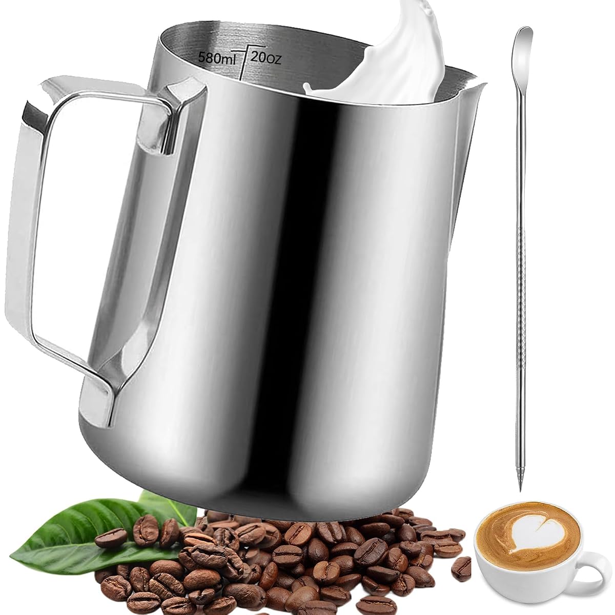 Pichet à lait en inox avec repères intérieurs et stylo latte art posé sur un plan de travail en bois