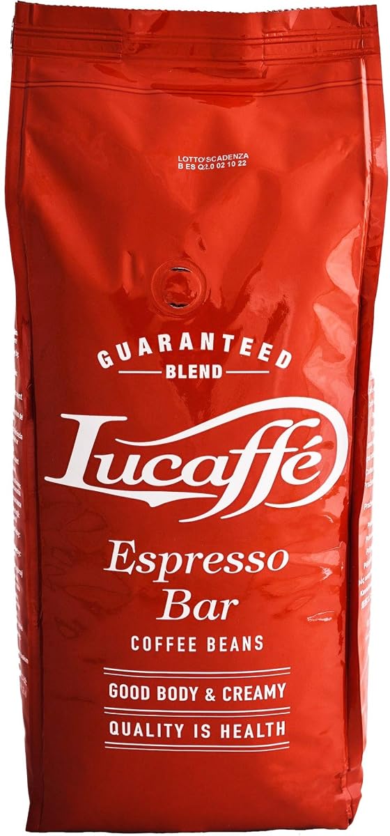 Sachet rouge de café en grains Lucaffé Espresso Bar posé près de quelques grains et d’une tasse crème.