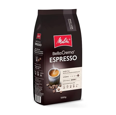 Grains de café Melitta BellaCrema Espresso fortement torréfiés près d’une tasse d’espresso