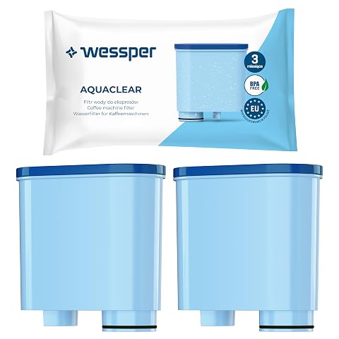 Deux cartouches filtrantes bleues Wessper AquaClean posées près d’un réservoir de machine à café