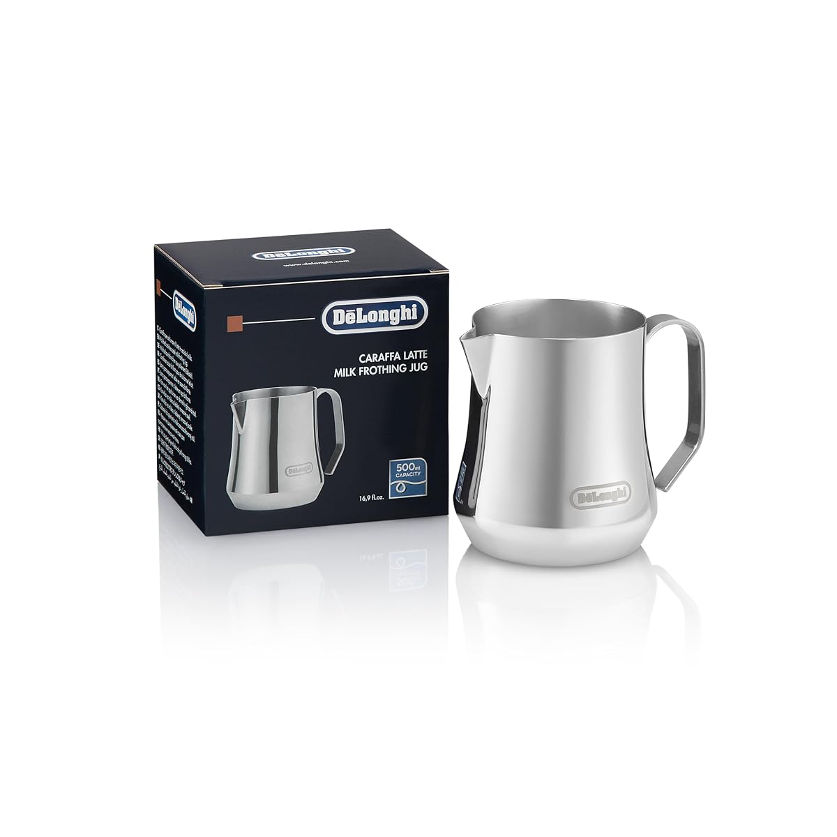 Pichet à lait De’Longhi en acier inoxydable de 500 ml posé sur un plan de travail de cuisine.