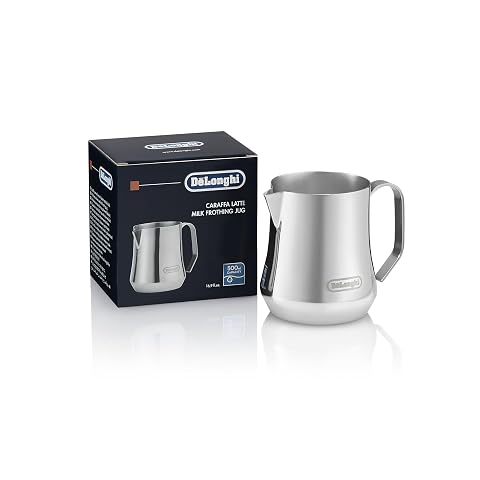 Pichet à lait De’Longhi en acier inoxydable de 500 ml posé sur un plan de travail de cuisine.
