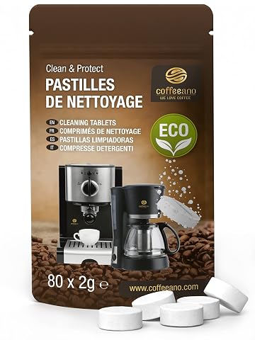 Lot de 80 pastilles blanches Coffeeano empilées sur un plan de travail en bois brun