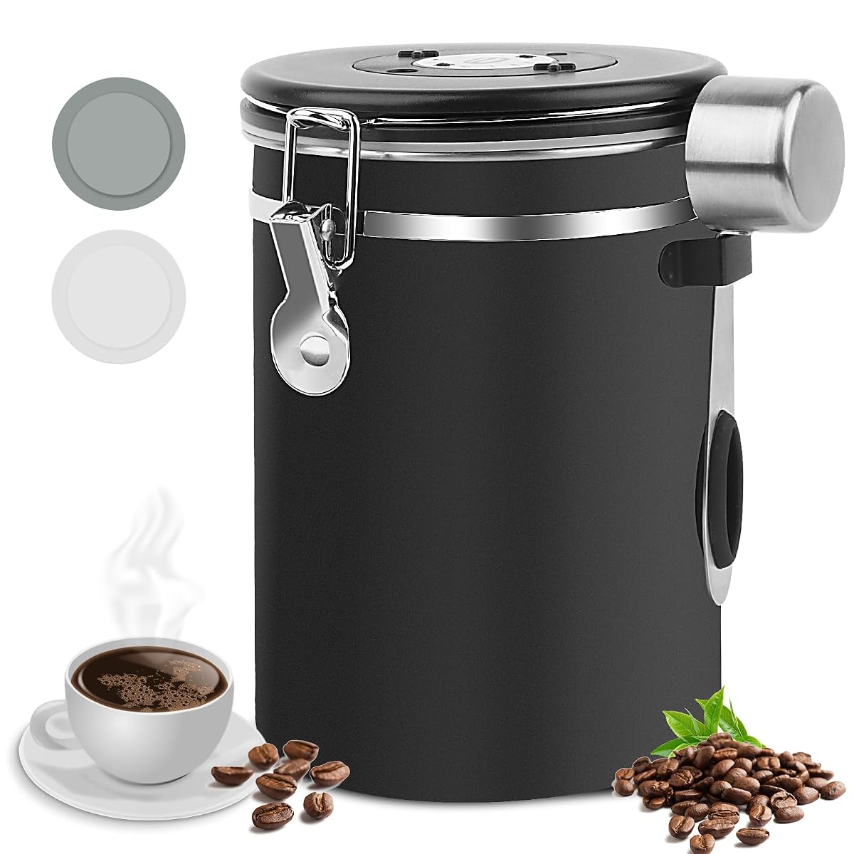 Boîte à café noire en acier inoxydable avec cadran de date et cuillère doseuse sur un plan de travail.