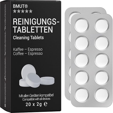 Blister de 20 pastilles de nettoyage pour machine à café posé sur un plan de travail en bois