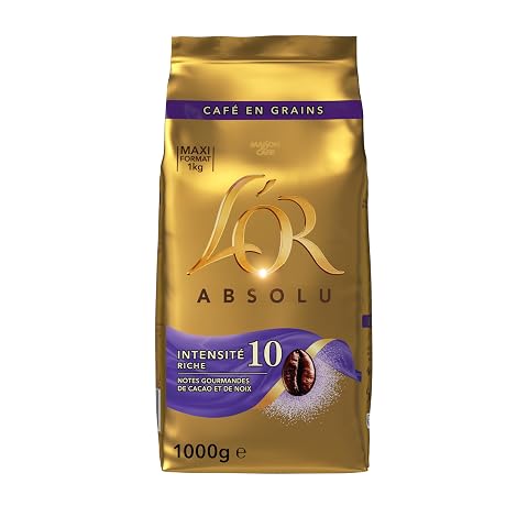 Grains de café torréfiés présentés dans un sachet neutre et une coupelle en céramique