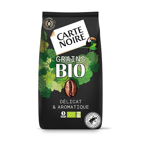 Grains de café Arabica bruns présentés sur un plan de travail en bois avec un bol en céramique