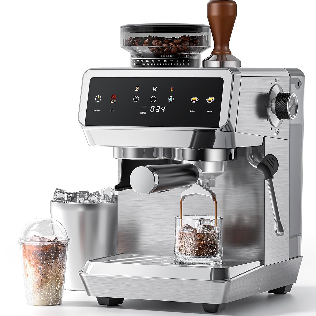 Machine expresso argentée avec broyeur intégré, écran tactile et buse vapeur sur un plan de travail en bois