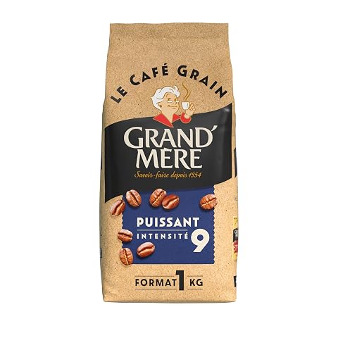 Grains de café Grand’Mère Puissant dans une coupelle en céramique sur un plan de travail en bois