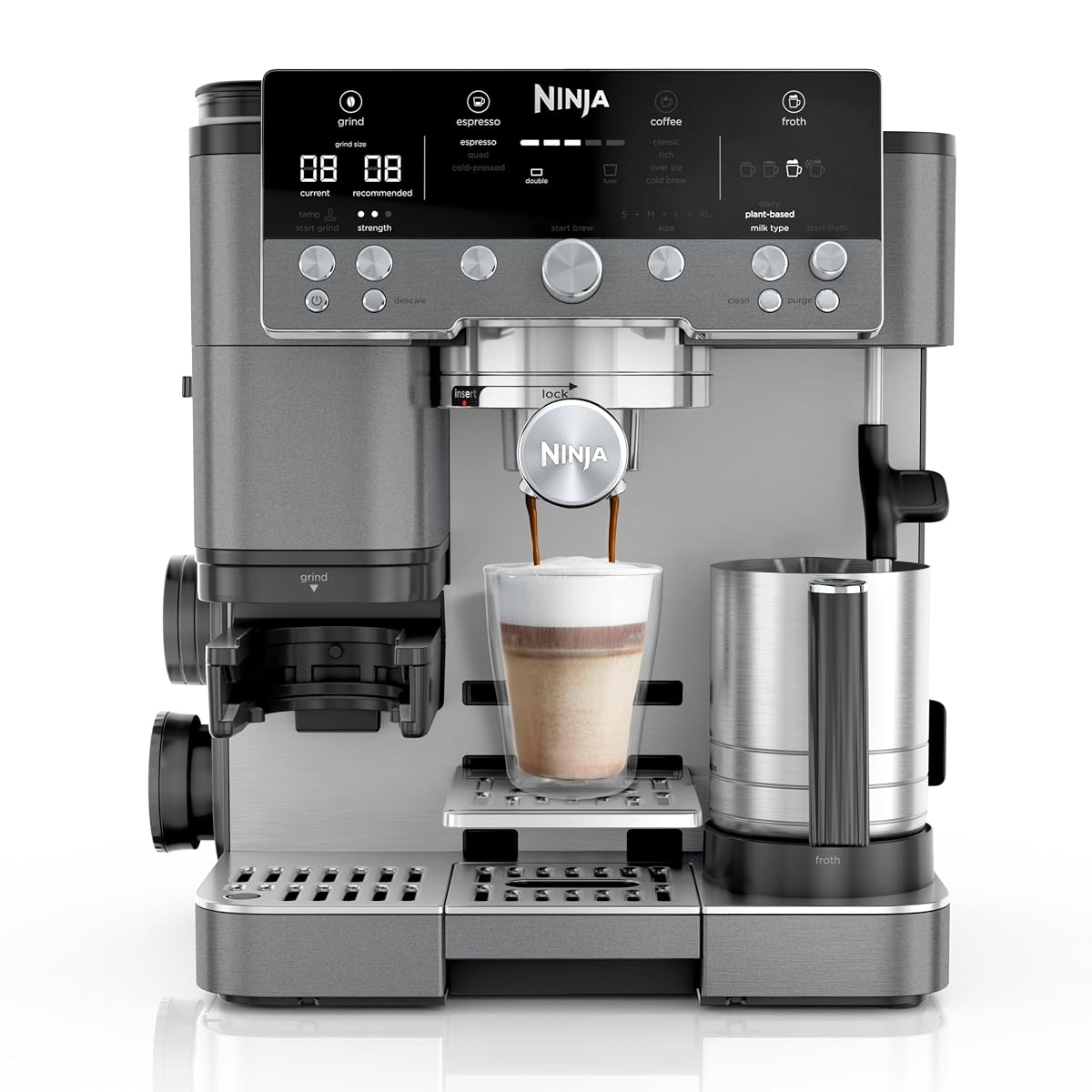Machine à café Ninja gris métallisé avec broyeur intégré, pichet à mousse et accessoires sur un plan de travail