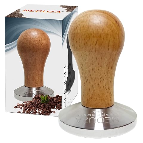 Tamper expresso Neouza à base plate en acier inoxydable et manche en bois posé sur un plan de travail