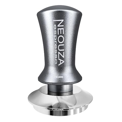 Tamper à expresso Neouza en acier, avec poignée ronde et base plate sur un plan de travail
